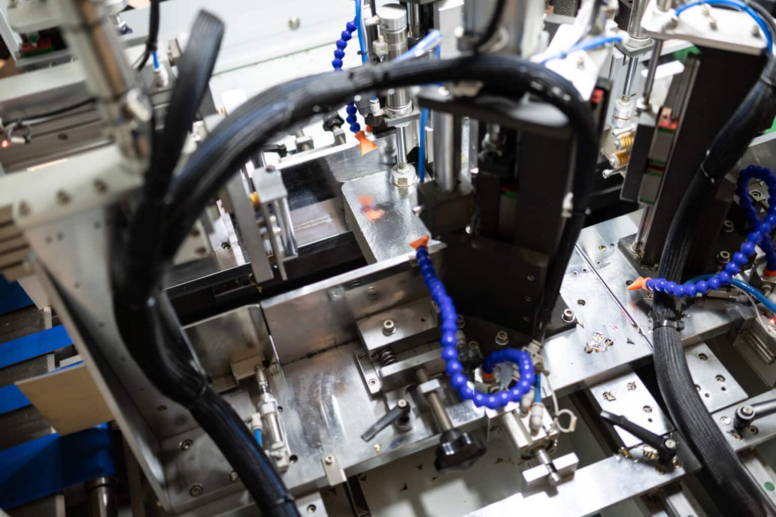 Finition précise de plaques cartonnées sur équipement industriel automatisé.