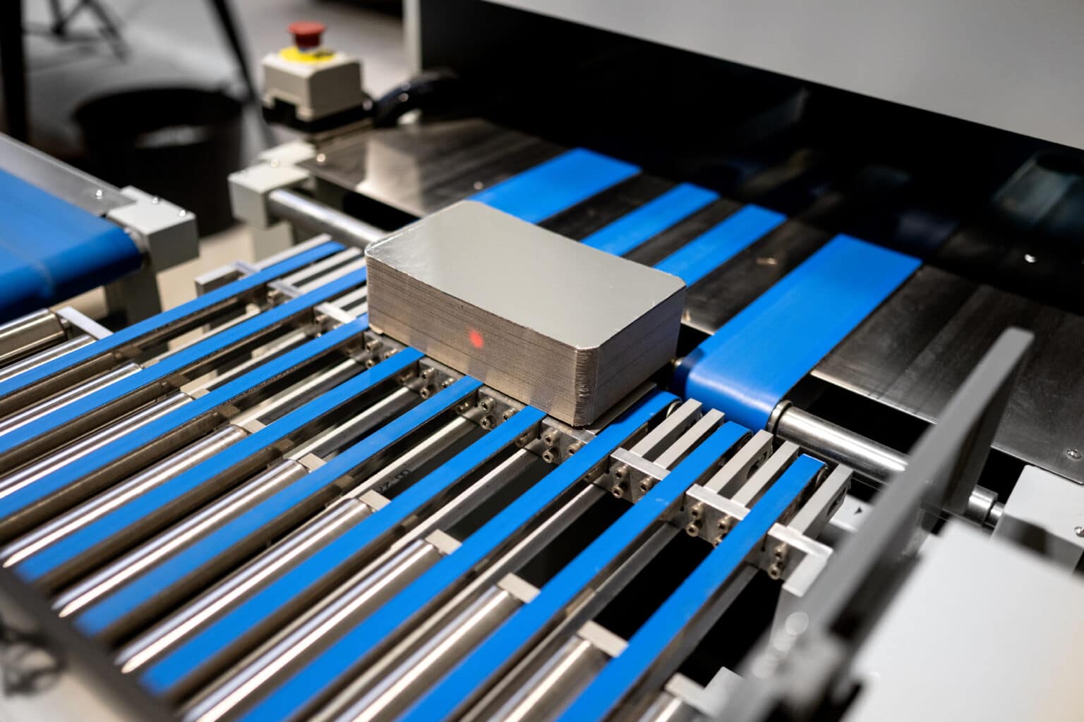 Empilage de plaques cartonnées découpées sur convoyeur de production