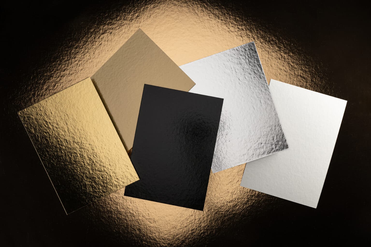 Plaques cartonnées dorées, argentées, noires et blanches pour emballages alimentaires.