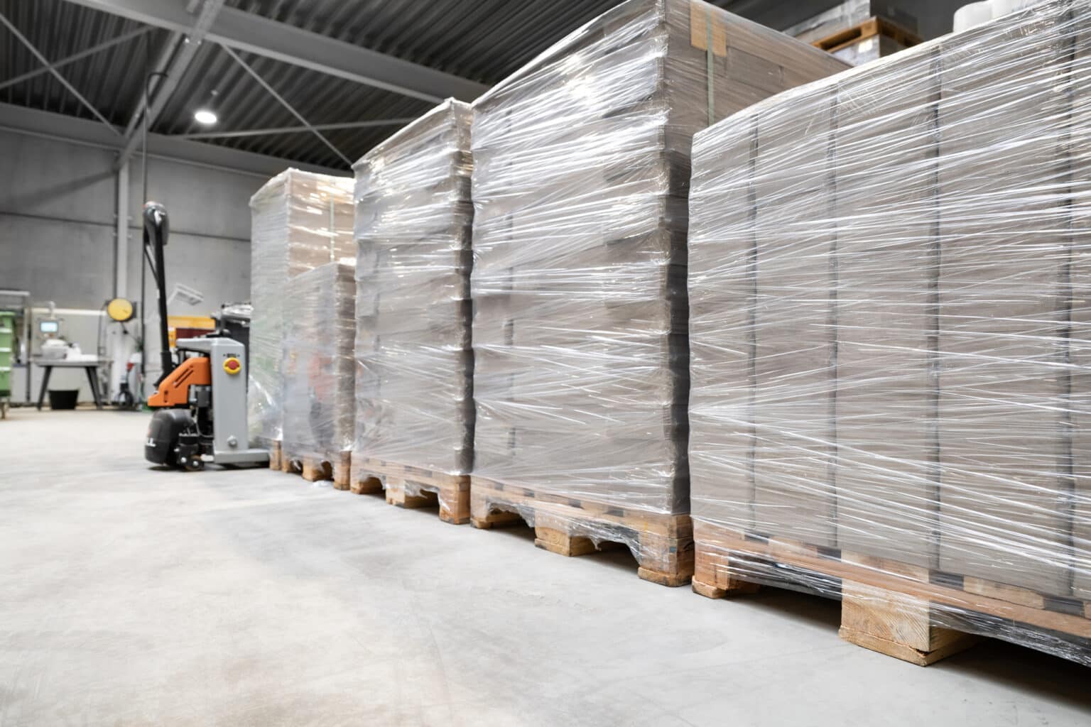 Palettes d’emballages alimentaires filmées et prêtes pour le stockage ou l’expédition.
